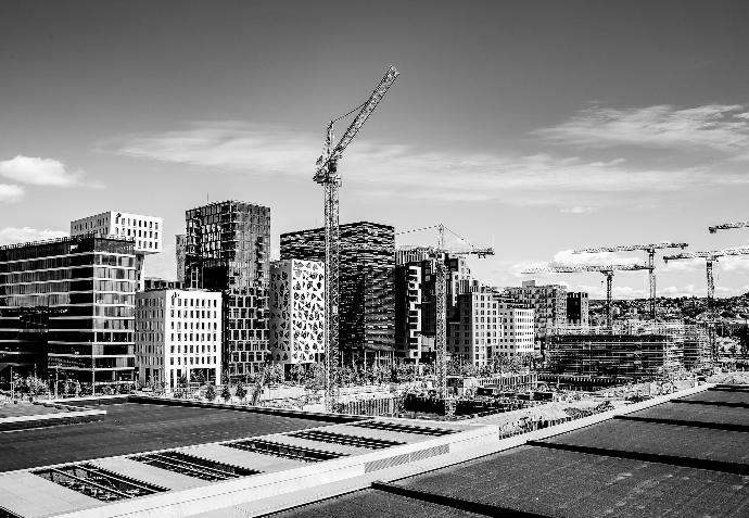 fotografía en escala de grises de la grúa torre en la calle cerca de los edificios
